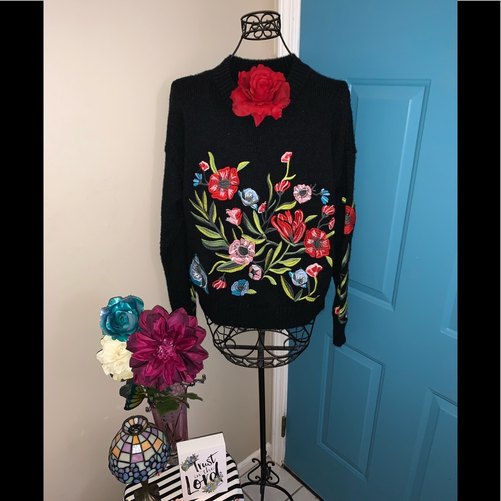 🌺💜Romeo & Juliet Couture Floral Sweater Sz. M